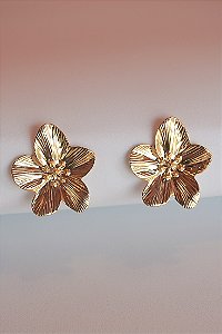Brinco flor trabalhado