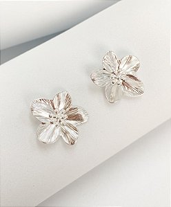 Brinco flor trabalhado