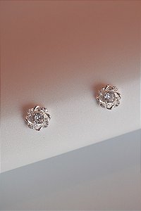 Brinco florzinha entrelaçado