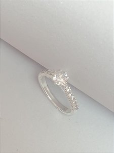 Anel solitário cravejado