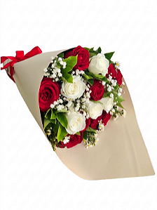 Cone de rosas vermelhas e brancas