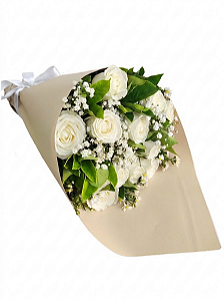 Cone com 12 rosas brancas
