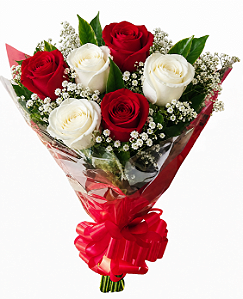 Buquê de rosas vermelhas e brancas
