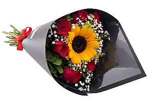Buquê no cone de rosas e girassol