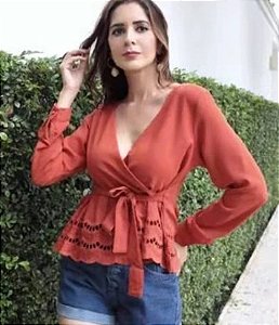 BLUSA BORDADA MANGA LONGA