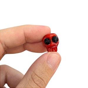 CAVEIRA COM FURO M VERMELHO COM STRASS PRETO