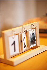 Calendário de mesa com 12 fotos 5x7cm
