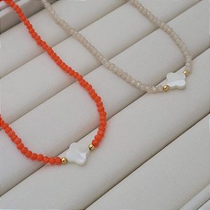 Colar de Cristais 3mm c/ Trevo de Madrepérola Banhado a Ouro 18K