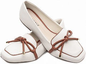 Mocassim Feminino TORRICELLA Rasteiro Laço em Nó Off White Detalhes Caramelo