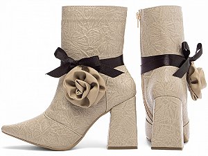 Bota Feminina TORRICELLA Vintage Bege Bico Fino Cano Médio Flor e Laço Cetim Preto