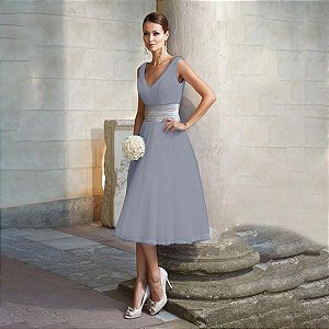 Vestido Cocktail Cintura Alta Marcada sem Manga Decote V Midi Festa Cinza