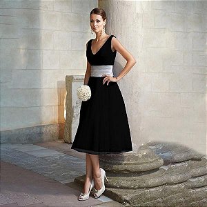 Vestido Cocktail Cintura Alta Marcada sem Manga Decote V Midi Festa Preto