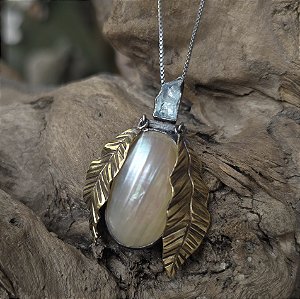 Colar  Besouro Glorioso Pedra da lua