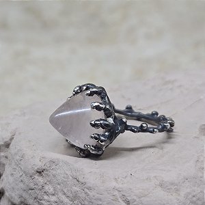 Anel Pirâmide Joia Bruta Quartzo-Rosa