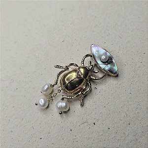 Broche Besouro