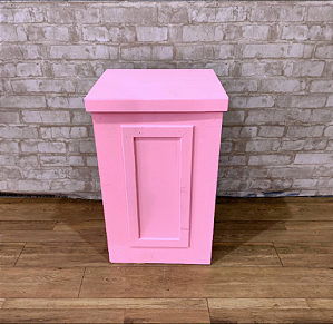 Alugue Mesa de Cubo Boiserie Rosa Chiclete P