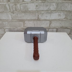 Alugue Item Decorativo Martelo Thor
