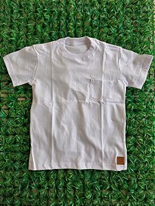 Camiseta básica detalhe de bolso - branca