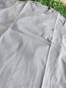 Camiseta básica com detalhe de bolso - cinza