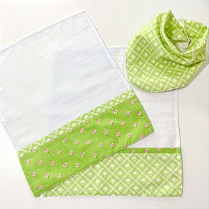 Kit Presente Babador e Fraldinhas de Boca Florzinhas e Corações Verde