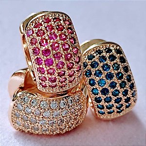 Brinco de argola cravejada com zircônias e banhada a ouro