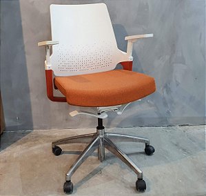 Cadeira de Escritório My Chair Usada Assento Braços e Encosto c/ Regulagens Laranja