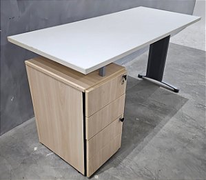 Mesa de Escritório Usada 1,40m x 0,60m Tampo Branco 25mm Base Gaveteiro 4 Gavetas Pé em Aço Cinza