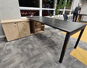 Mesa de Escritório Diretor c/ Armário Anexo c/ Estante, Gaveteiro e Caixa de Tomadas - EQ ** Seminova **