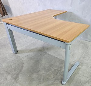 Mesa de Escritório em L Usada Alberflex 140x140cm Tampo 25mm Amadeirado Base em Aço *Tampo c/ Avaria*