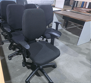 Cadeira Usada Flexform Diretor Erme/Roma Encosto Alto c/ Regulagem -Tecido Preto