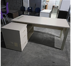 Mesa Presidente Usada c/ Base Estante e Gaveteiro Anexa 1,60x1,10m - Gema de Ovo