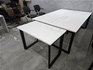Estação de Trabalho c/ 5 Posições ( 4 + 1 ) Ilha 4 Posições c/ Cx Elétrica e Divisor Central + Mesa Coringa c/ Cx Elétrica *Produto Seminovo*