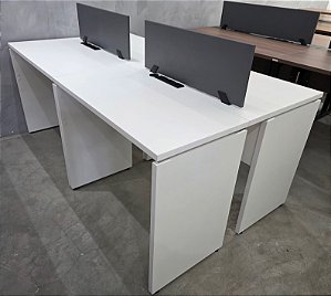 Estação de Trabalho 4 Posições Tampo 25mm 1,80m x 1,03m c/ Tomadas Sobrepostas Divisor *Produto Novo*