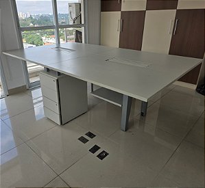 Estação de Trabalho Riccó Usada 4 Posições 2,40m x 1,40m c/ 2 Gaveteiros Compartilhados e Cx Tomadas e Base CPU Suspensa