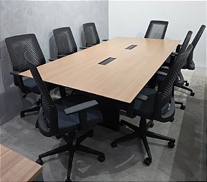 Mesa de Reunião Usada 8 Lugares 2,40m x 1,20m Tampo 25mm Amadeirado c/ 2 PowerBox em Aço