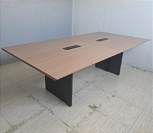 Mesa de Reunião Usada 8 Lugares 2,40m x 1,20m Tampo 25mm Amadeirado c/ 2 PowerBox em Aço
