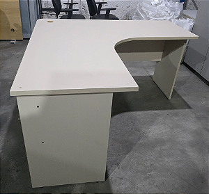 Mesa de Escritório em L Usada 1,40m x 1,40m Tampo 25mm Cor Ovo Base Pé Painel