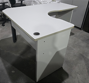 Mesa de Escritório em L Usada 1,20m x 1,60m Tampo 25mm Base Pé Painel