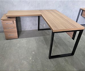 Mesa Gerente + Mesa Complemento c/ Gaveteiro 1,50x1,74m Pé Requadro em Aço Tampo Encabeçado 40mm M150/70 P40TUB NL/PR