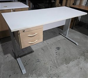 Mesa de Escritório Usada c/ Gavetas mod. Diversas no Estado 1,40m x 0,60m