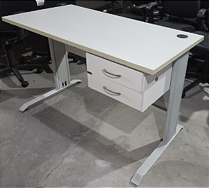 Mesa de Escritório Usada c/ Gavetas mod. Diversas no Estado 1,40m x 0,70m