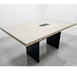 Mesa de Reunião Usada 1,60m x 0,90m Tampo Amadeirado c/ Caixa Elétrica *Valor Promocional Janeiro*