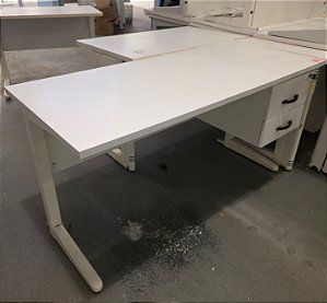 Mesa de Escritório Usada c/ Gaveteiro Tampo 25mm Branco 1,40m x 0,60m Base em Aço