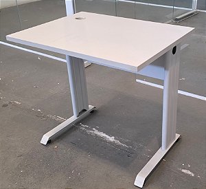 Mesa de Escritório Usada Tampo 25mm Cinza Cristal 0,80m x 0,60m Base em Aço