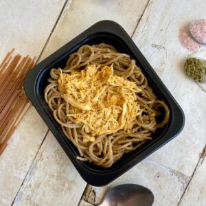 Macarrão Integral ao Molho Pesto e Frango Desfiado - LEVE01