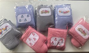 KIT DE LUVA BORDADA A MÃO COM DESCANSO PARA PANELAS