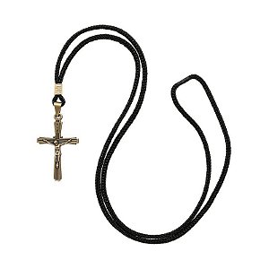 Colar c/ Cruz Listrada de Metal Pingente 4,4 cm Cordão Preto