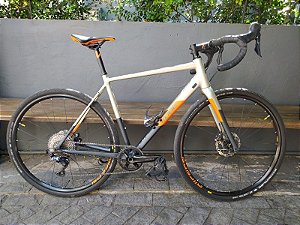 Bicicleta Cube Nuroad HPA SL 2020 em alumínio 11v dourado, laranja e preto - Tam. 53 - USADA