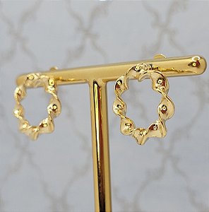 Brinco vazado torcido