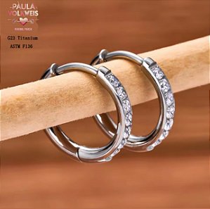 BRINCO ARGOLA TITÂNIO CRAVEJADA FRENTE (PAR)